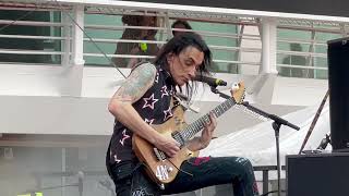 BLABBERMOUTH.NET -- Nuno Bettencourt Performs &quot;Rise&quot; Solo Live For First Time