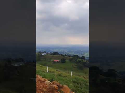 Majestuosa panorámica desde el valle de Monserrate alto, colindante entre Acacías y Guamal, Meta.