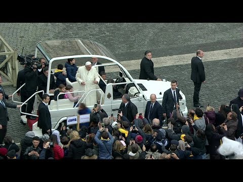 Papa Francisco: Prohibido sustituir las lecturas de la Misa con poesías, testimonios o noticias