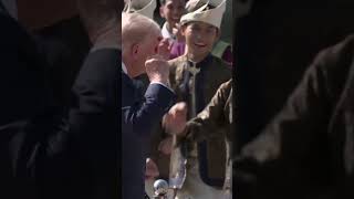 Download lagu Donald Trump inicia su gira por Asia: Bailó al aterrizar a Malasia mp3 Download lagu Donald Trump inicia su gira por Asia: Bailó al aterrizar a Malasia mp3