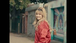Video zu 'Summertime Ain't Easy' ansehen