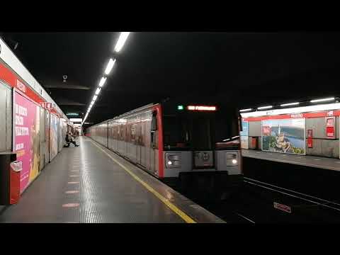 Treno Meneghino M1 in arrivo alla fermata Palestro