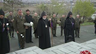 Հայոց հայրապետը այցելել է «Եռաբլուր», աղոթել Ապրիլյան պատերազմում զոհված հայորդիների համար