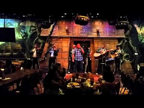 Everardo Reveles con el mariachi tarasco