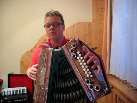 Steirische Harmonika A Musikant im Trachtengwand