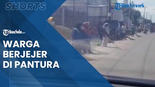 Viral Video Warga Berjejer di Tepi Jalan Pantura Sambil Membawa Sapu Lidi, Ternyata Ini Maksudnya