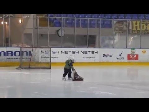 A 3 éves Máté, -mint leendő hokis-, első komoly "edzése"