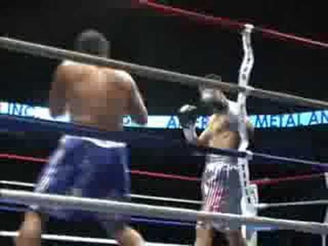 Eric Garcia knocks out Marco Arauz