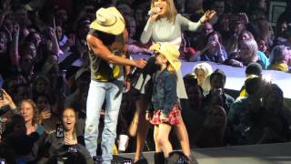 Kenny Chesney &amp; Taylor Swift surprise Nashville crowd with Big Star - 2015