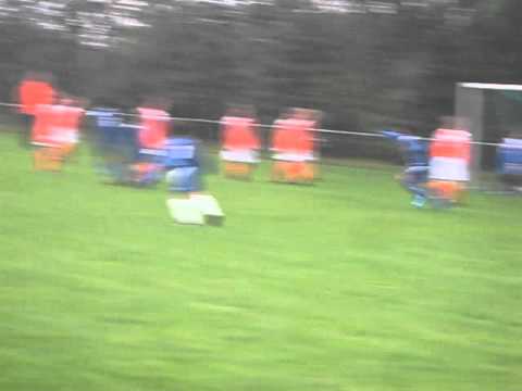 Vrije trap van Menno via tegenstander in het doel