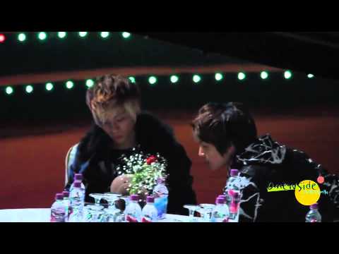 [FANCAM] 100203 Onew & Jonghyun Reading Together @ Seoul Music Awards