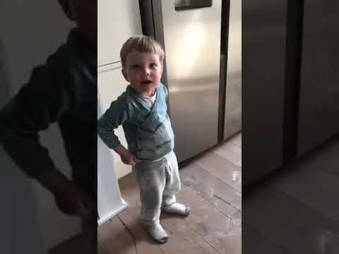 kleiner Junge backt Kuchen fur die Oma