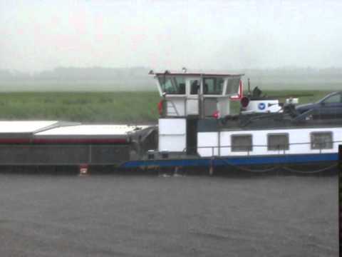 Vorbeifahrt Binnenschiff NAWATRANS X - GMS - 02318913 am Schreibpegel Reithörne zu Tal