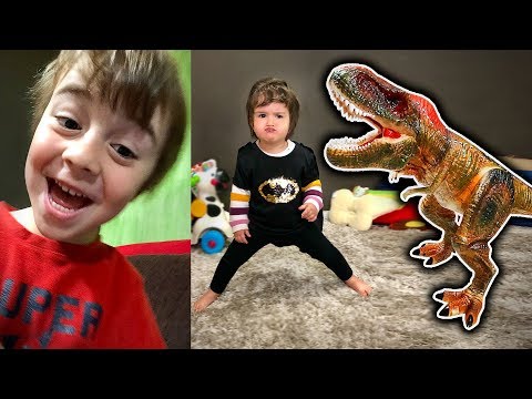 TOY DINOSAUR PRETEND PLAY WITH MARCOS AND LAURA
