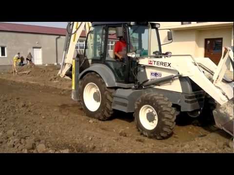 Экскаватор-погрузчик Terex 860 SX в работе