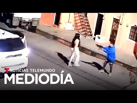 Mujer golpea auto con una escoba en México. Un hombre sacó un rifle y la mató | Noticias Telemundo












