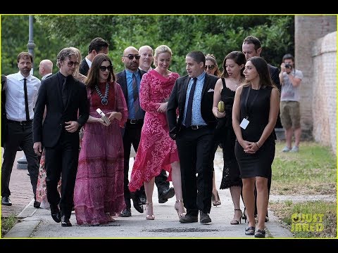 download lagu mp3 mp4 Anne Hathaway Emily Blunt Wedding, download lagu Anne Hathaway Emily Blunt Wedding gratis, unduh video klip Anne Hathaway Emily Blunt Wedding