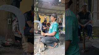 Download lagu Proses finishing pembuatan arit di pande besi tradisional Kalibening, Pronojiwo #pandebesi #arit mp3