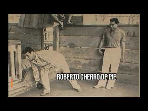 Antonio Sastre (en piyama) y Roberto Cherro de pie jugando a las bochas