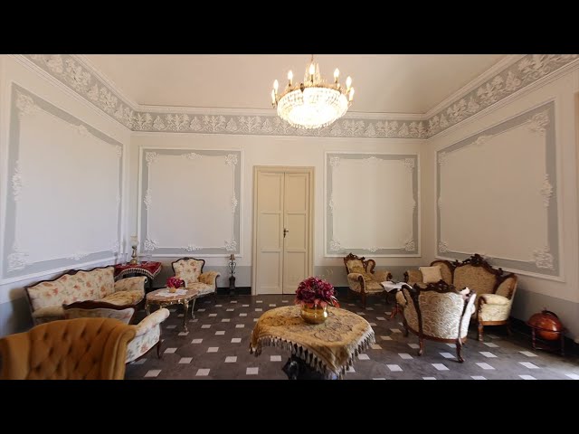 Villa di pregio con case rurali e terreno edificabile