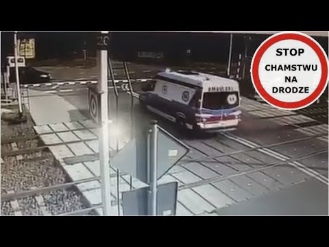 Wypadek karetki na przejeździe kolejowym
