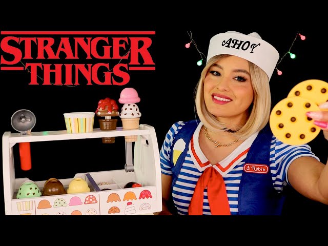 Vídeo relacionado con Stranger Things Scoops Ahoy Red Blue Heladería Sudadera con Capucha