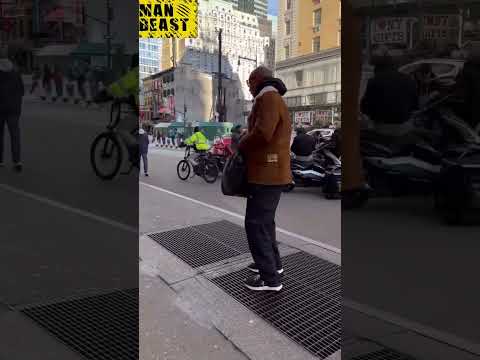 GIANT - 6 feet 10" inches tall bodybuilder Lucas Lakutsin - Street reaction 😱😱😱😱😱