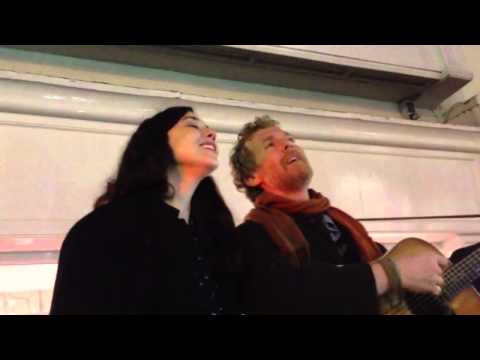 Glen Hansard + Lisa Hannigan - Falling Slowly (Live on Graf