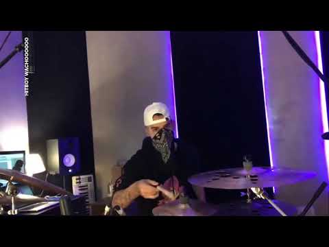 Ca7riel toca "HITBOY" de Duki y Khea