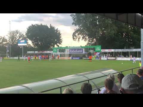 Een vrije trap van Wietse van Lankveld wordt net over getikt