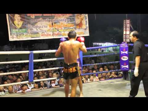 www.muay-thai-santai.com Chris Daniell fights in San Sai.