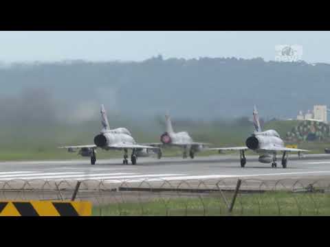 Top News - Avionët kinezë kalojnë ‘kufirin’ / Po fryn ’erë lufte’, Tajvani ngre bombarduesit