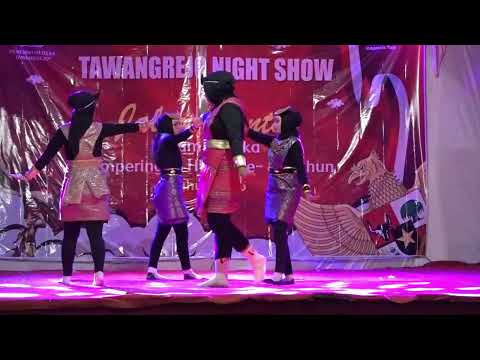 Tarian oleh warga RT 09 RW 03