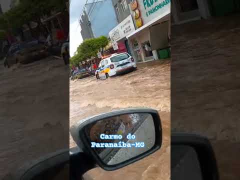 🌧️ Chuva Forte Alaga Ruas em Carmo do Paranaíba 🌧️A forte chuva que atingiu Carmo do Paranaíba