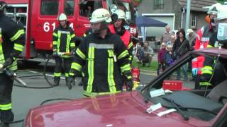 preview picture of video 'Rettungsübung der Feuerwehr Hohenkirchen zum Dorffest 2012'