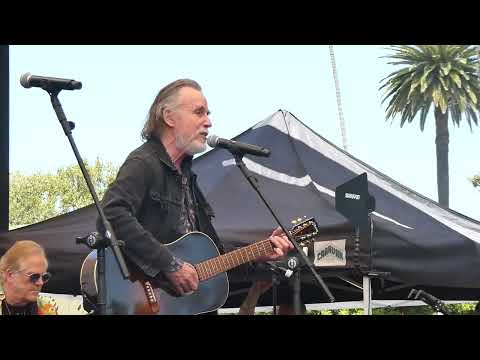 Jackson Browne, Lucius, Molly Tuttle and Sam Phillips sing “Act Naturally” for Ringo Starr