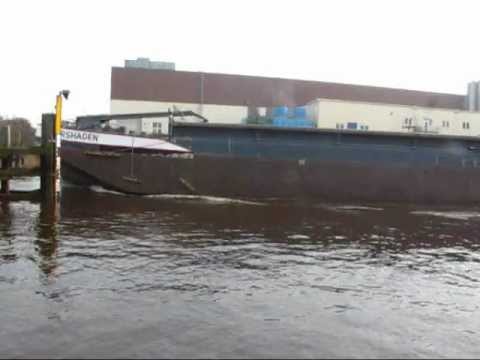 Vorbeifahrt Binnenschiff Petershagen GMS 05501660 zu Tal auf der Hunte unter Eisenbahnbrücke