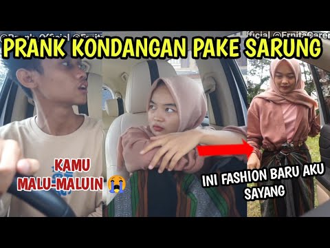 prank-kondang-kerumah-mantan-pake-sarung-pacar-gak-kuat-nahan-malu
