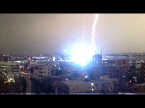 Monster-Blitz schlägt in Zug in Tokio ein