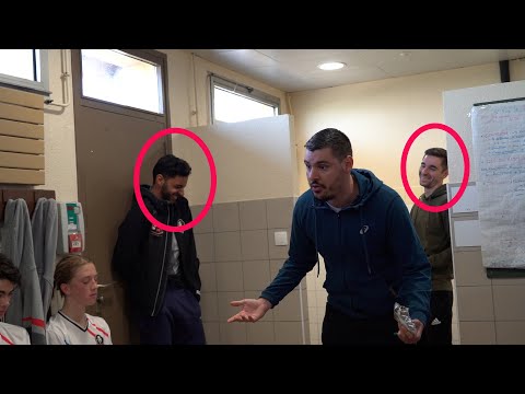 Saïd and Mika burst out laughing after Antoine's punchline at halftime.