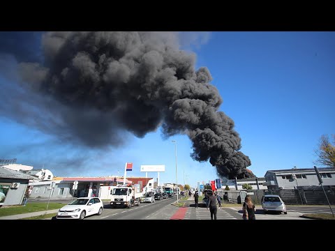 Požar u skladištu guma u Sv. Nedelji, hitne službe su na terenu