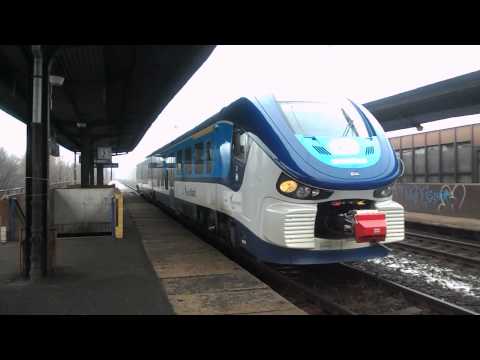 Příjezd a odjezd vlaku Os 7055 (ČD 844.001) - Jirkov zastávka, 19. 2. 2013