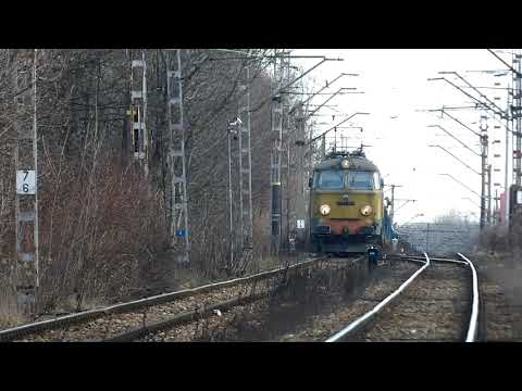 ET22-836 z platformami przelotem przez Kochłowice