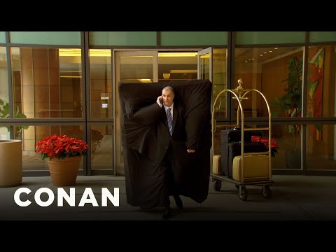 人們是如何管理偷酒店床墊的--CONAN在TBS上。 (How People Are Managing To Steal Hotel Mattresses - CONAN on TBS)