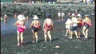 preview picture of video 'Actividades de animación para la Tercera Edad de Guía de Isora en Playa San Juan verano 2009'