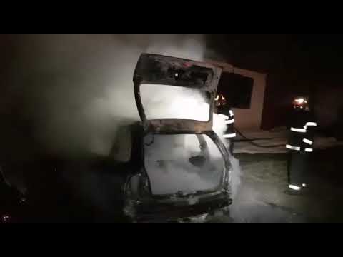 Mașină distrusă într-un incendiu la Boroaia, Suceava. Cauza, un scurtcircuit electric