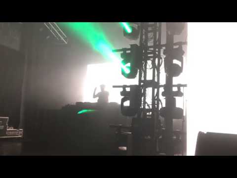 Eric Prydz playing Mad8 vs Shawn Christopher - Deep Sleepless Night (Andrea Doria Remix)