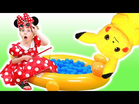 Five little ducks went swimming one day with Alice | Kids Songs | Super Simple Songs