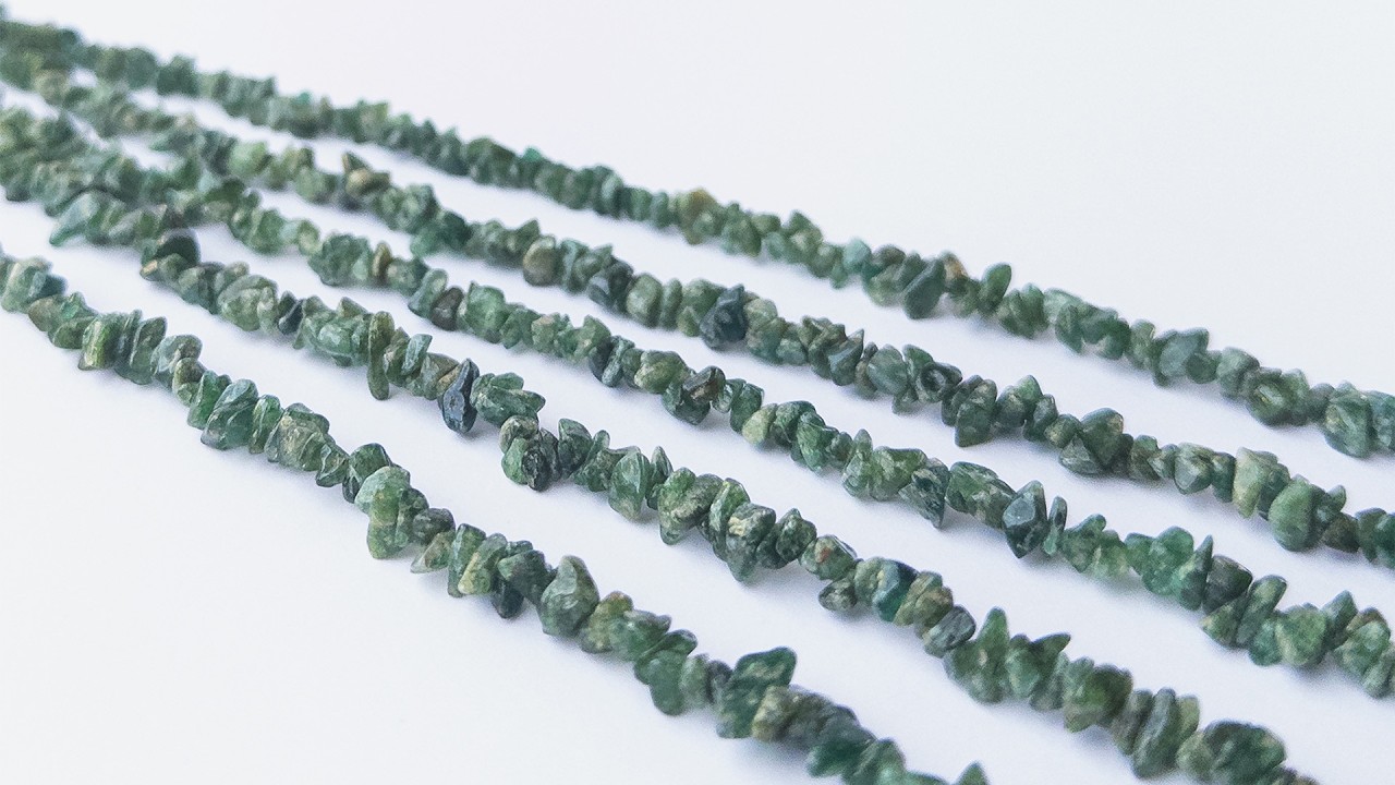 Shaded Emerald | Chips | 4.5-5mm Bead Size | 41cm Strand Length video