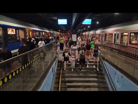 Bulihangulat már a vasútállomáson, Siófokon. Két vonatból ömlenek ki az emberek szombat este 10 után